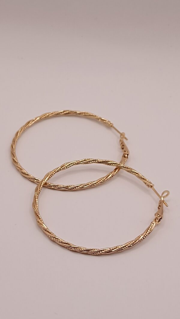 Boucles d'oreilles doré Femme du Monde HELLA – Image 2