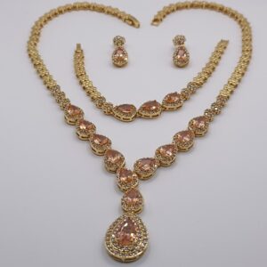 Collier, Boucles, Bracelet et Bague CLARIISS en Doré, sur moderne-bijoux.fr-Femme du Monde