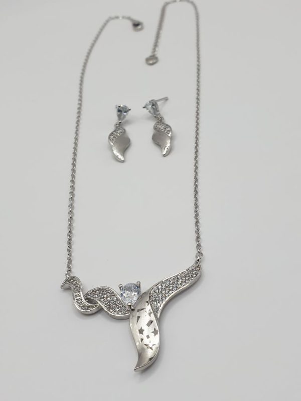 chaine boucles blanc djen , sur moderne-bijoux.fr - Bijoux ethniques & Femmes du monde