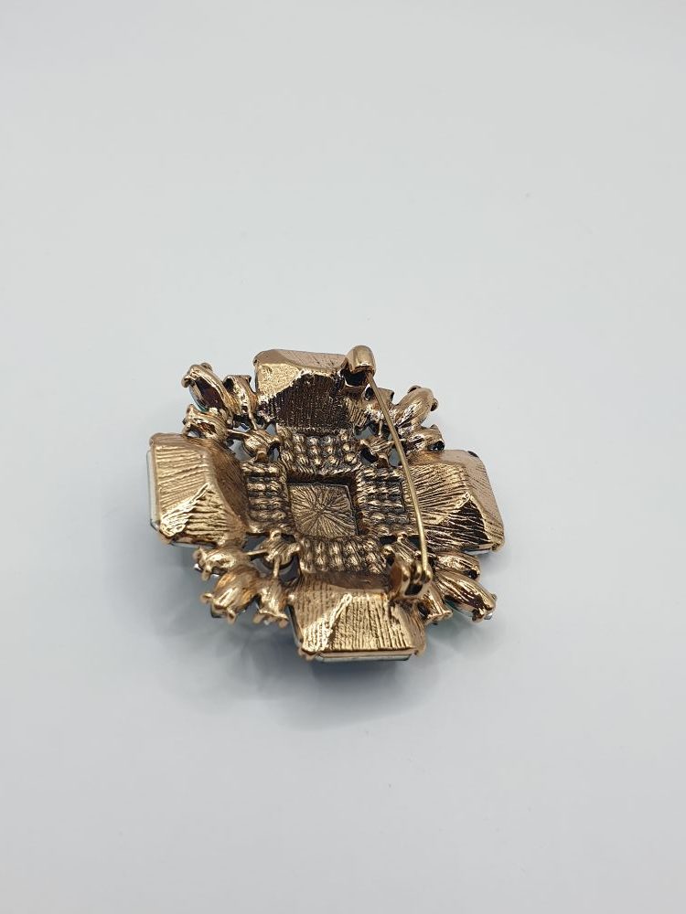 broche habits elmina ; sur moderne-bijoux.fr - bijoux ethniques & Femmes du monde