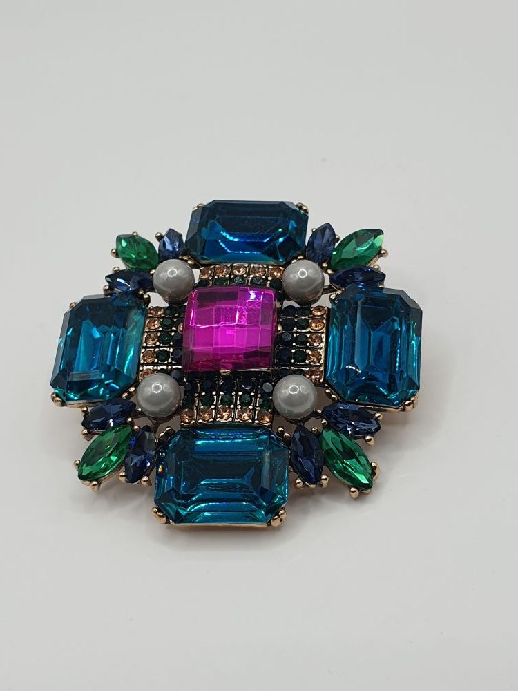 broche habits elmina ; sur moderne-bijoux.fr - bijoux ethniques & Femmes du monde