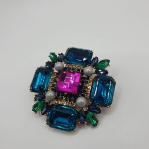 broche habits elmina ; sur moderne-bijoux.fr - bijoux ethniques & Femmes du monde