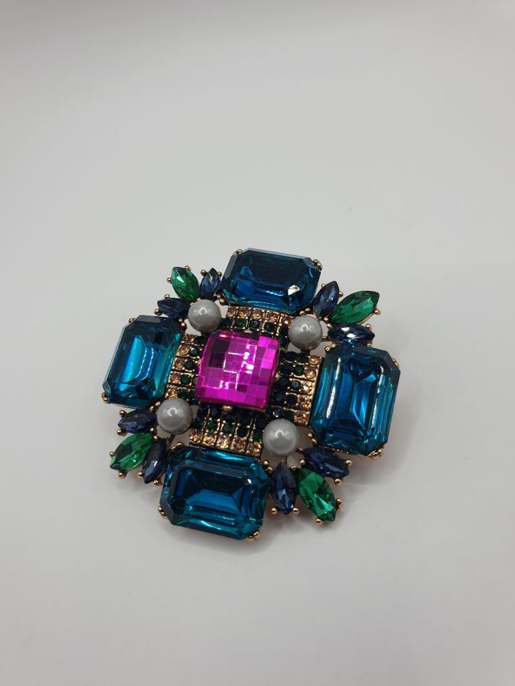 broche habits elmina ; sur moderne-bijoux.fr - bijoux ethniques & Femmes du monde